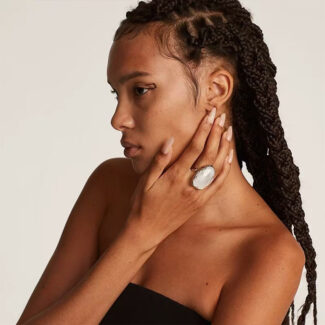 ellipsis collection： luna oval stone studs