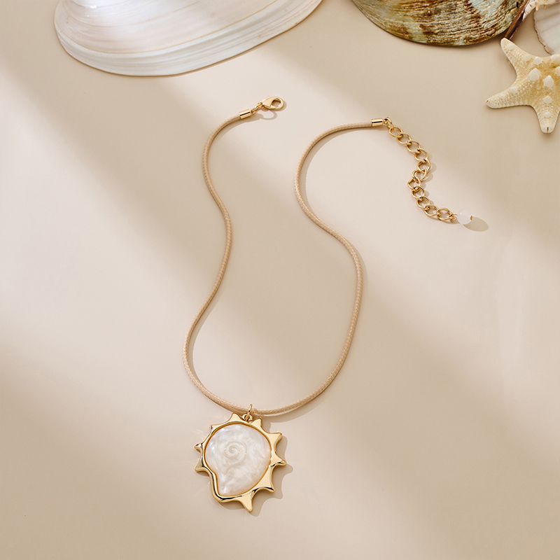 Lucky Wheel Shell Pendant Necklace – Ocean-Inspired Minimalist Jewellery 4 lucky wheel shell pendant necklace – ocean inspired minimalist jewellery
