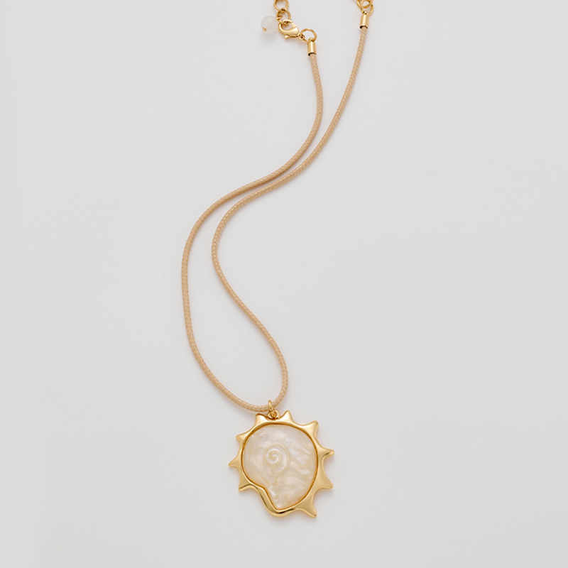 Lucky Wheel Shell Pendant Necklace – Ocean-Inspired Minimalist Jewellery 5 lucky wheel shell pendant necklace – ocean inspired minimalist jewellery